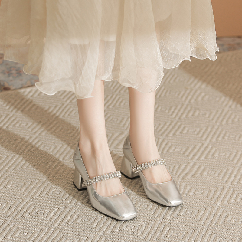 Mary Jane magassarkú cipő - hegyes orr, PU felsőrész, 3-5 cm-es sarok, belső műbőr talpbetét, modell Z3-X505