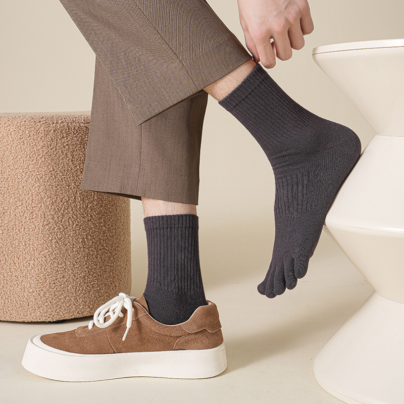 Férfi ötujjú zokni, középmagasságú, antibakteriális, nedvességfelszívó, elválasztott ujjakkal, 70–80% pamut