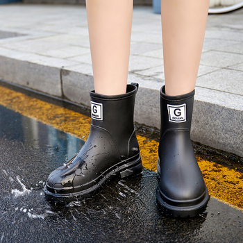 Női esőcsizma PVC felső résszel, alacsony cső, közepes vastagságú talp, alacsony sarok 1–3 cm