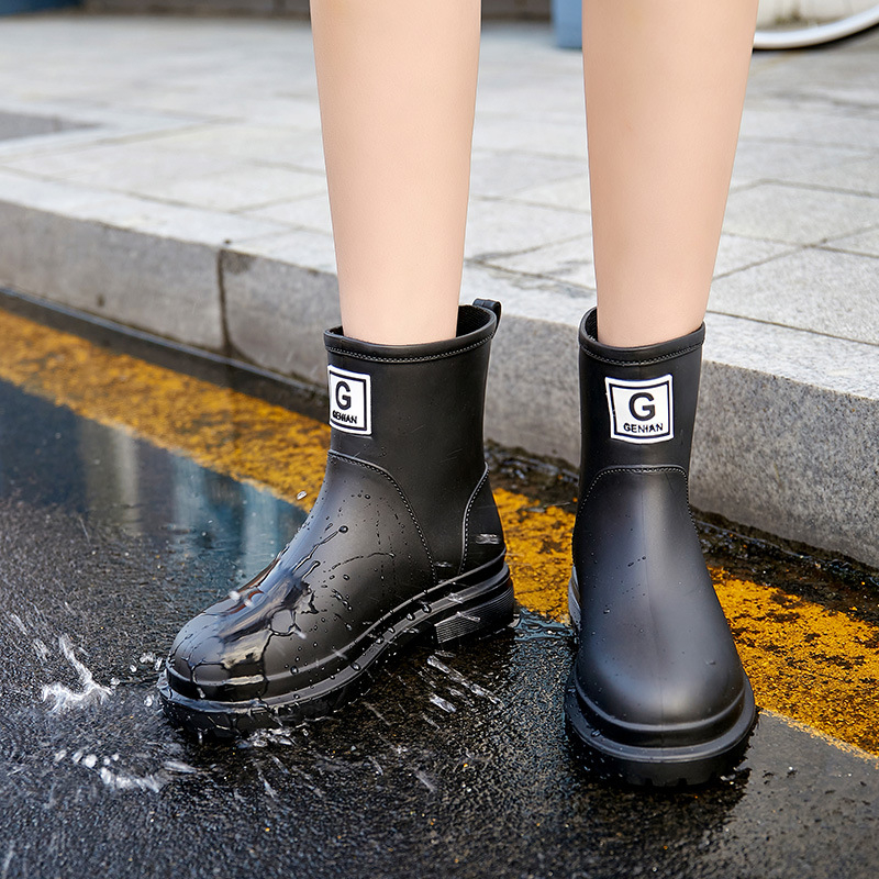 Női esőcsizma PVC felső résszel, alacsony cső, közepes vastagságú talp, alacsony sarok 1–3 cm