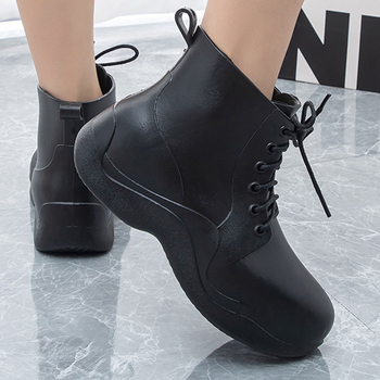 Női esőcsizma középmagas vádlit érő, PVC felsőrész, fűzőkkel, csúszásmentes talp, mindennapi viselet