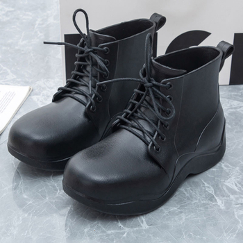 Női esőcsizma középmagas vádlit érő, PVC felsőrész, fűzőkkel, csúszásmentes talp, mindennapi viselet