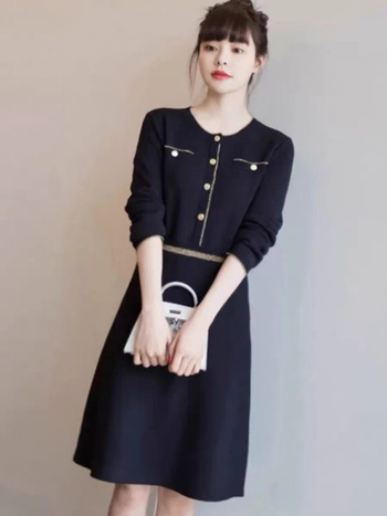 Rochie tricotată cu talie înaltă, croială în A-line, decolteu rotund, mâneci lungi
