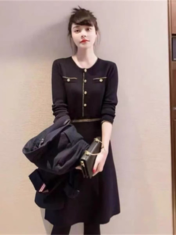 Rochie tricotată cu talie înaltă, croială în A-line, decolteu rotund, mâneci lungi