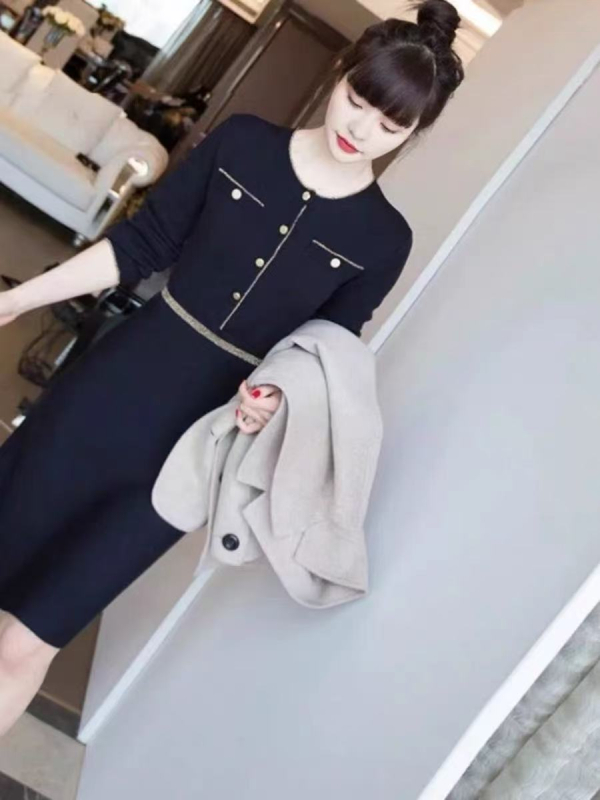 Rochie tricotată cu talie înaltă, croială în A-line, decolteu rotund, mâneci lungi
