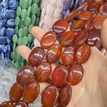 Kiegészítők: természetes kövekből származó szétszórt gyöngyök, csiszolás, modern stílus