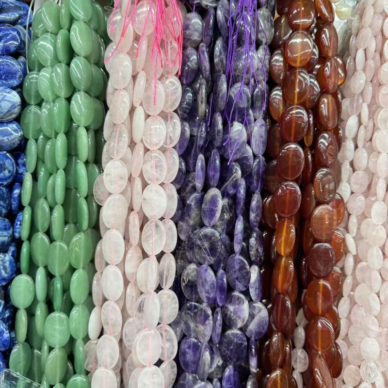 Kiegészítők: természetes kövekből származó szétszórt gyöngyök, csiszolás, modern stílus