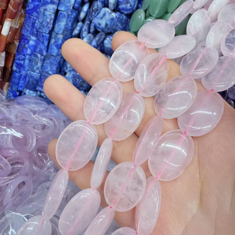 Kiegészítők: természetes kövekből származó szétszórt gyöngyök, csiszolás, modern stílus