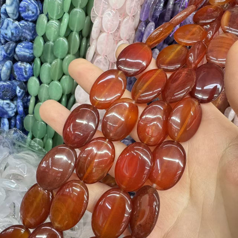 Kiegészítők: természetes kövekből származó szétszórt gyöngyök, csiszolás, modern stílus