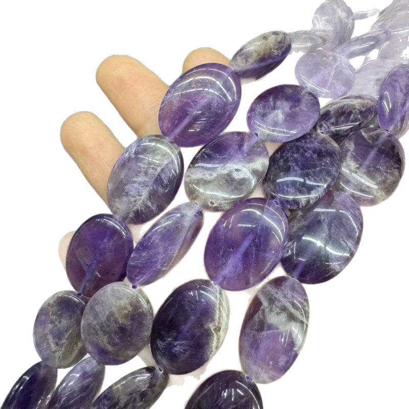 Kiegészítők: természetes kövekből származó szétszórt gyöngyök, csiszolás, modern stílus