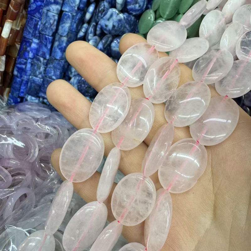 Kiegészítők: természetes kövekből származó szétszórt gyöngyök, csiszolás, modern stílus