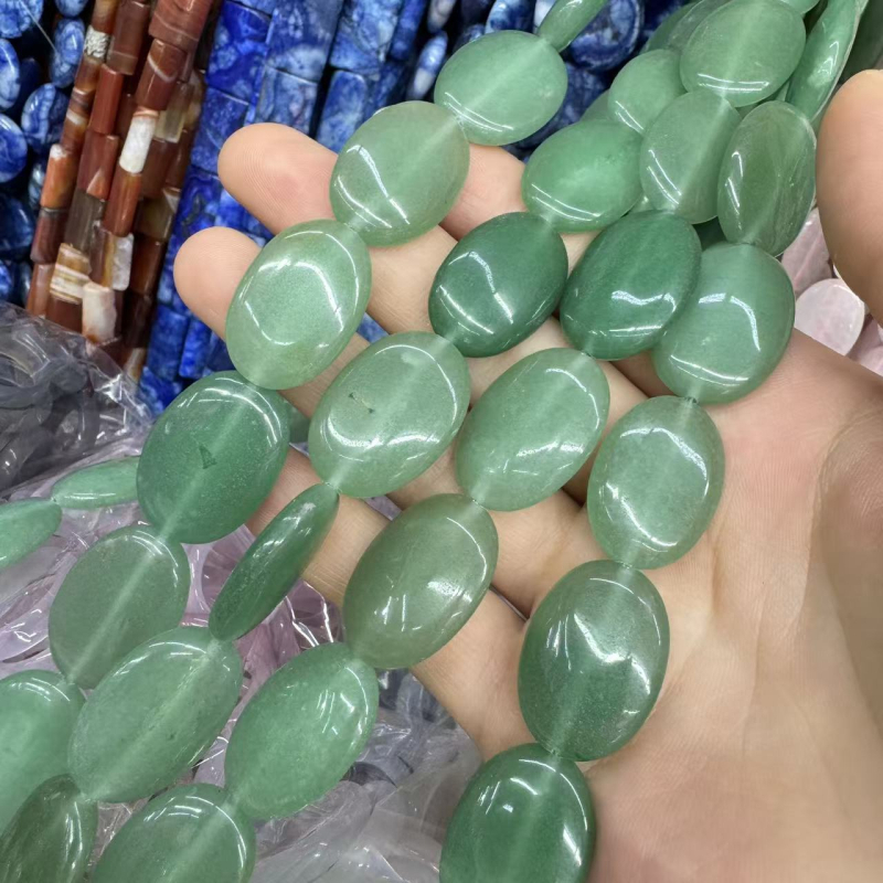 Kiegészítők: természetes kövekből származó szétszórt gyöngyök, csiszolás, modern stílus