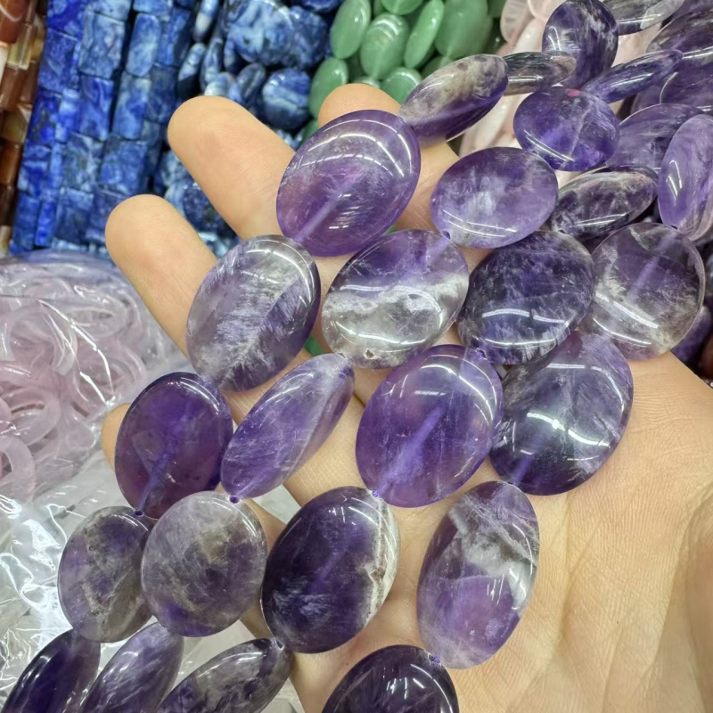 Kiegészítők: természetes kövekből származó szétszórt gyöngyök, csiszolás, modern stílus