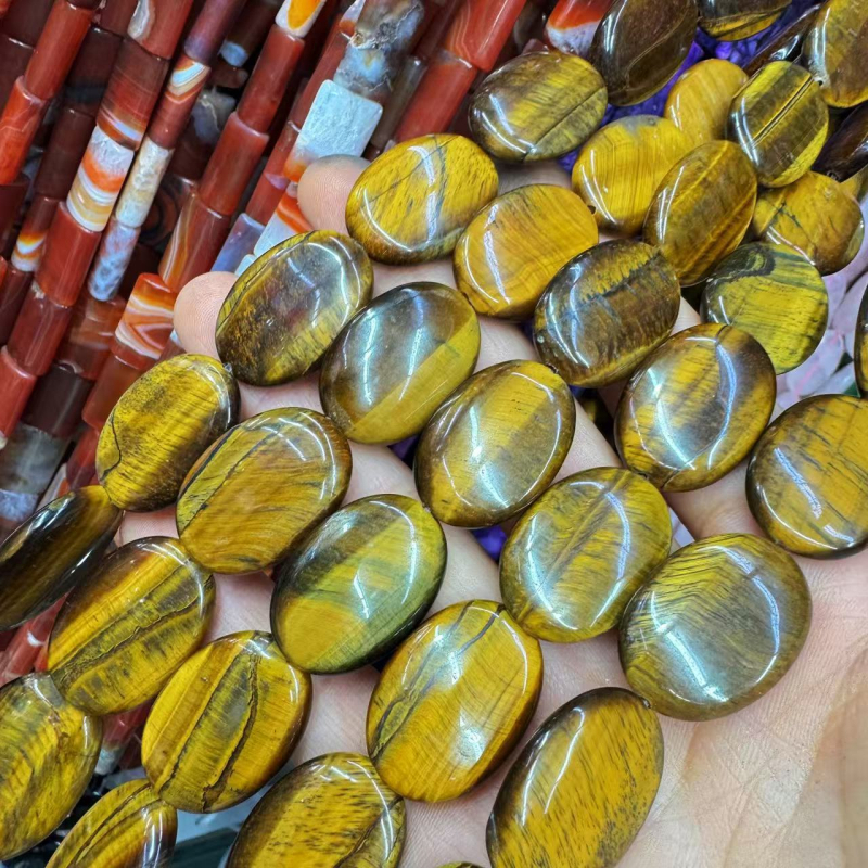 Kiegészítők: természetes kövekből származó szétszórt gyöngyök, csiszolás, modern stílus