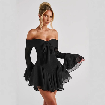 Egy vállú ruha masnival, harang alakú ujjaival, magas deréktájon, hercegnő-stílusú szoknya, poliészter-spandex keverék