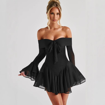 Egy vállú ruha masnival, harang alakú ujjaival, magas deréktájon, hercegnő-stílusú szoknya, poliészter-spandex keverék