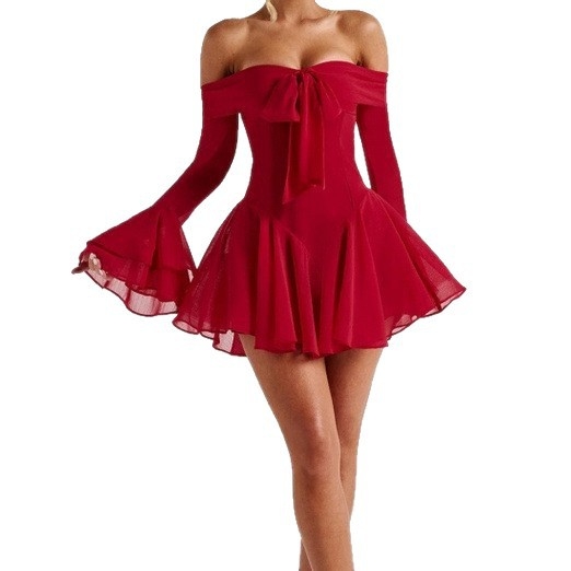 Egy vállú ruha masnival, harang alakú ujjaival, magas deréktájon, hercegnő-stílusú szoknya, poliészter-spandex keverék