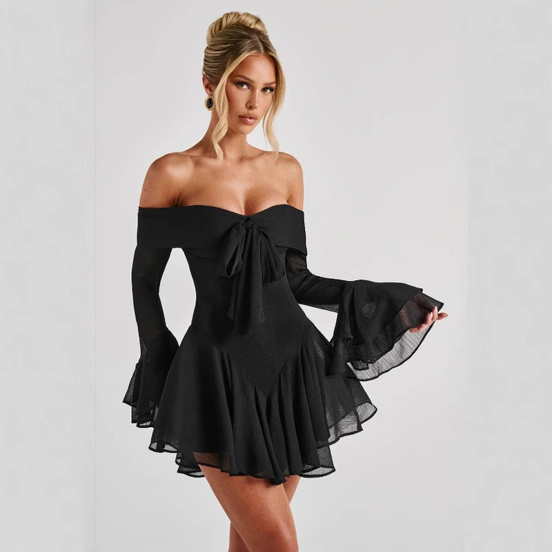 Egy vállú ruha masnival, harang alakú ujjaival, magas deréktájon, hercegnő-stílusú szoknya, poliészter-spandex keverék