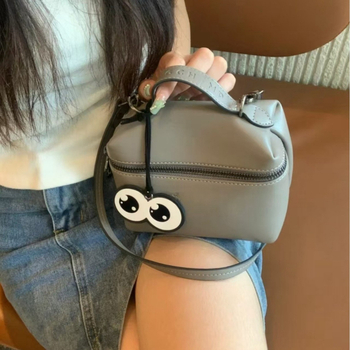 PU-ból készült kis négyzet alakú táska, utcai stílus, vertikális forma, cipzáros nyitás, belső cipzáras zseb és ID-kártya rekesz