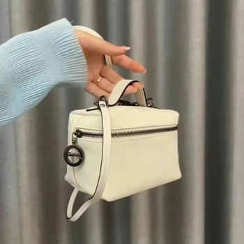 PU-ból készült kis négyzet alakú táska, utcai stílus, vertikális forma, cipzáros nyitás, belső cipzáras zseb és ID-kártya rekesz