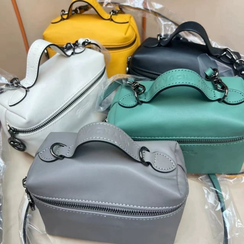 PU-ból készült kis négyzet alakú táska, utcai stílus, vertikális forma, cipzáros nyitás, belső cipzáras zseb és ID-kártya rekesz