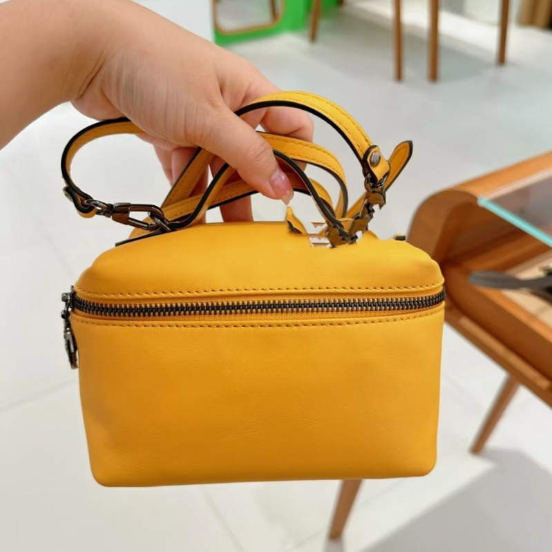 PU-ból készült kis négyzet alakú táska, utcai stílus, vertikális forma, cipzáros nyitás, belső cipzáras zseb és ID-kártya rekesz