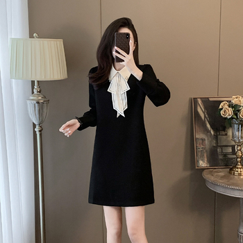 Rochie din bumbac cu gât rotund, mâneci trei sferturi, model asortat culorilor, lungime midi