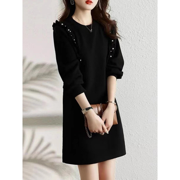 Rochie tricotată cu mărgele, croială în A-line, lungime medie, guler rotund, mâneci lungi, croială lejeră