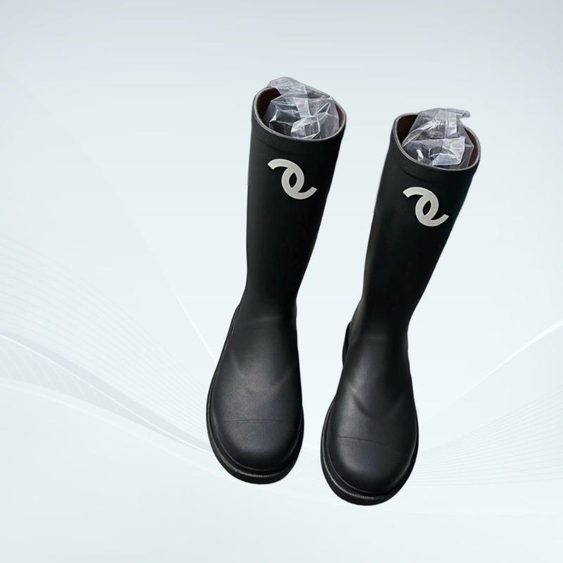 PVC kišne čizme bez šavova, do sredine potkoljenice, slip-on, srednja visina pete 3-5 cm