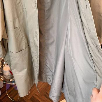 Duga ženski trench kaput s batwing rukavima, stojeći ovratnik, poliester tkanina, srednja duljina, jednodobro kopčanje.