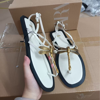 Sandale între degete cu ornament metal Dragonfly, vârf pătrat, talpă plată, partea superioară din super fiber, căptușeală PU, talpă din cauciuc