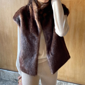 Vesta din blană sintetică de tip mink, guler înalt, fără mâneci, poliester, lansare toamna 2025, pentru femei adulte.