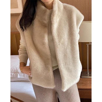 Vesta din blană sintetică de tip mink, guler înalt, fără mâneci, poliester, lansare toamna 2025, pentru femei adulte.