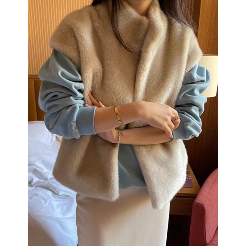 Vesta din blană sintetică de tip mink, guler înalt, fără mâneci, poliester, lansare toamna 2025, pentru femei adulte.