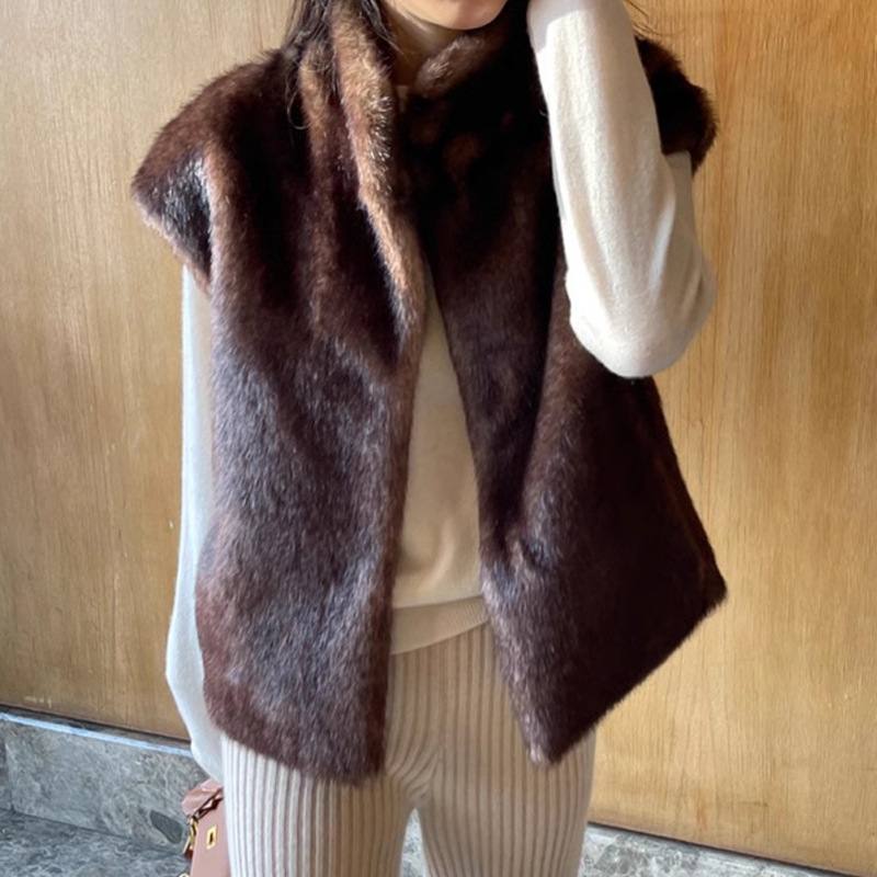 Vesta din blană sintetică de tip mink, guler înalt, fără mâneci, poliester, lansare toamna 2025, pentru femei adulte.