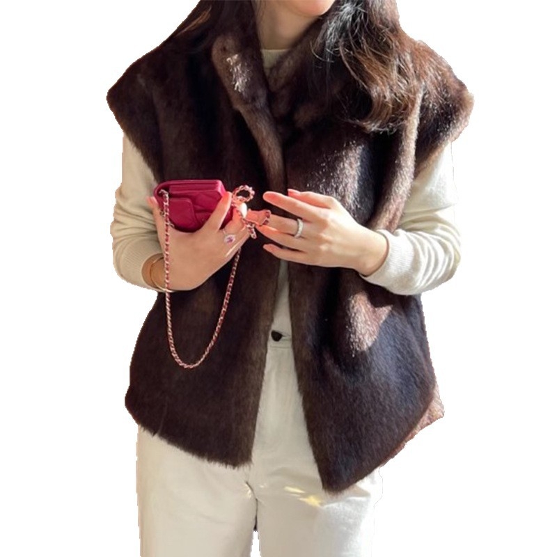 Vesta din blană sintetică de tip mink, guler înalt, fără mâneci, poliester, lansare toamna 2025, pentru femei adulte.