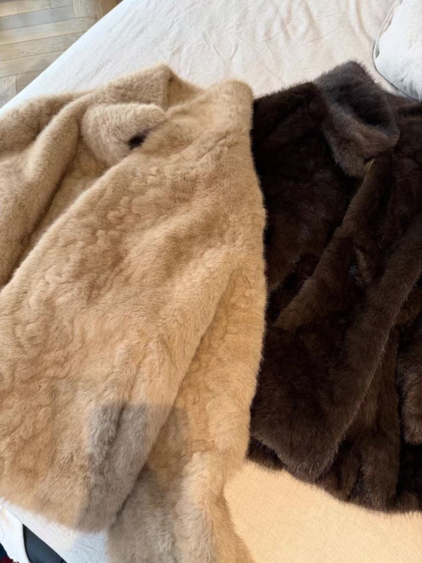Palto od ekološke umjetne krzna, stojećeg ovratnika, dugi rukavi, elegantan gradski stil