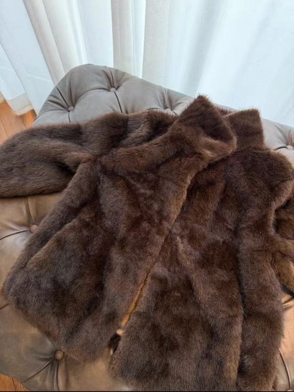 Palto od ekološke umjetne krzna, stojećeg ovratnika, dugi rukavi, elegantan gradski stil