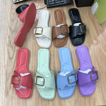 Ženske papuče s gumbićem, slip-on, gornji dio od mikrovlaknaste kože, kožna podstava, gumeni potplat, protuklizne, za svakodnevnu upotrebu.