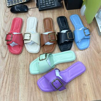 Ženske papuče s gumbićem, slip-on, gornji dio od mikrovlaknaste kože, kožna podstava, gumeni potplat, protuklizne, za svakodnevnu upotrebu.