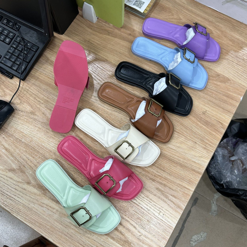 Ženske papuče s gumbićem, slip-on, gornji dio od mikrovlaknaste kože, kožna podstava, gumeni potplat, protuklizne, za svakodnevnu upotrebu.