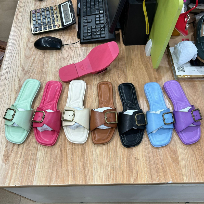 Ženske papuče s gumbićem, slip-on, gornji dio od mikrovlaknaste kože, kožna podstava, gumeni potplat, protuklizne, za svakodnevnu upotrebu.