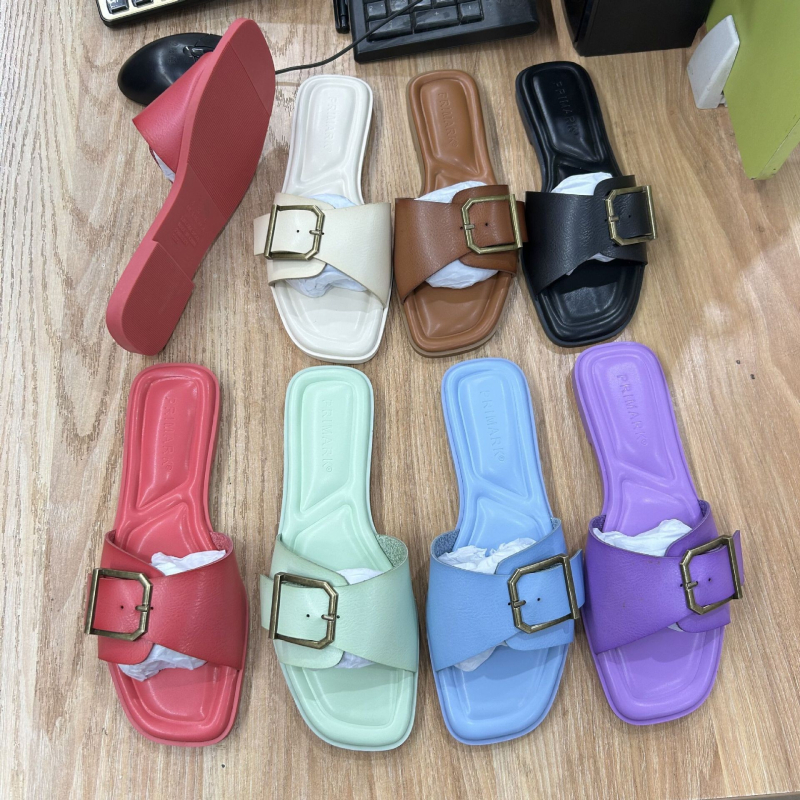 Ženske papuče s gumbićem, slip-on, gornji dio od mikrovlaknaste kože, kožna podstava, gumeni potplat, protuklizne, za svakodnevnu upotrebu.