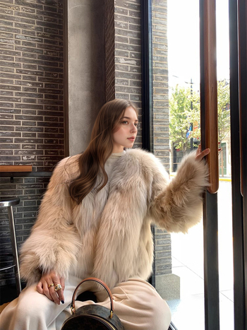 Palton din blană sintetică - stil britanic elegant, mâneci lungi, decolteu în V, țesătură poliesteră pentru blană, iarnă 2025