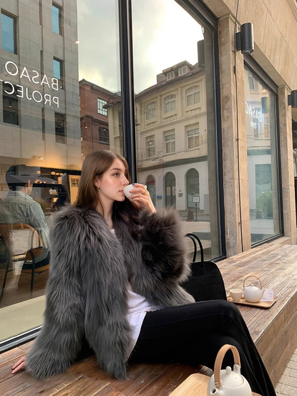 Palton din blană sintetică - stil britanic elegant, mâneci lungi, decolteu în V, țesătură poliesteră pentru blană, iarnă 2025
