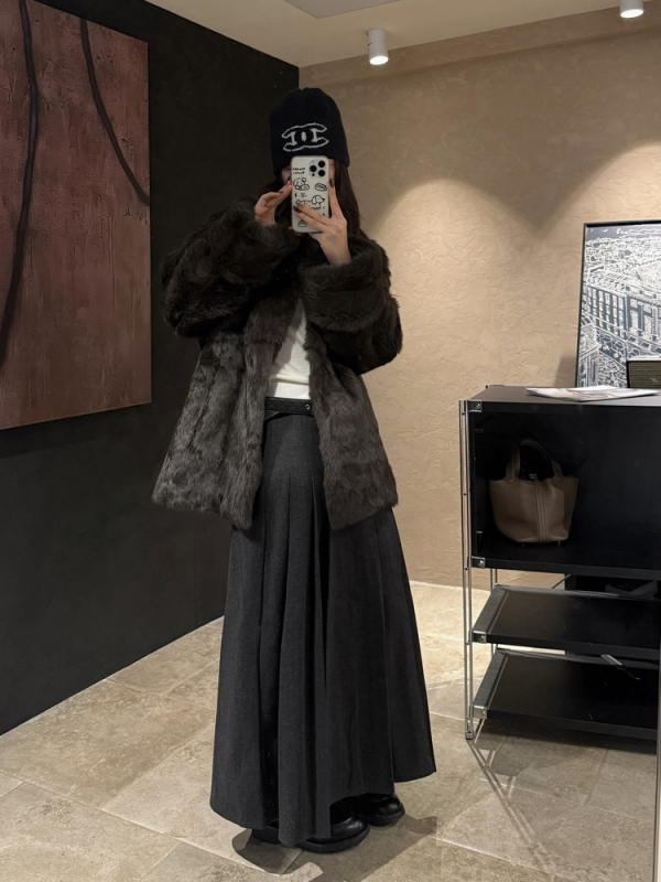 Kaput od zajeće krzna - srednja duljina, stojeći ovratnik, dugi rukavi, elegantan gradski stil, zima 2025