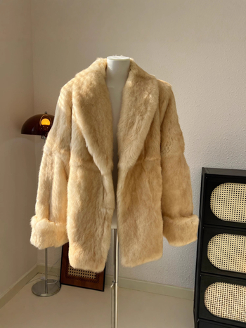 Jakna od krzna zeca, pravo krzno, dugi rukavi, poluotvoren ovratnik, korejski street-hipster stil