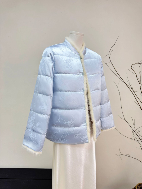 Ženska reverzibilna jakna s punom od bijele patke i pravog minka, stojeći ovratnik, dugi rukavi, standardna duljina, zima 2025
