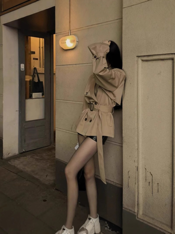 Női rövid kabát dupla gombos, reveres gallér, karcsúsított szabás, hossz 40–50 cm, poliészter