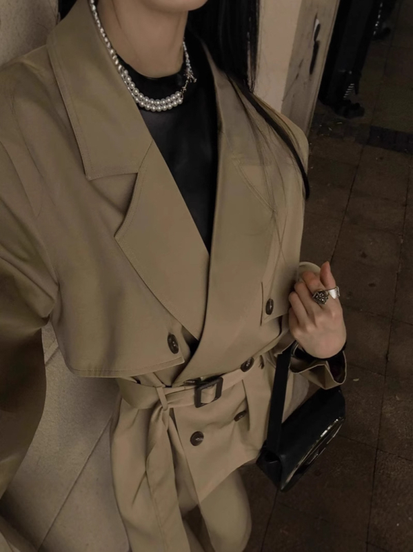 Női rövid kabát dupla gombos, reveres gallér, karcsúsított szabás, hossz 40–50 cm, poliészter